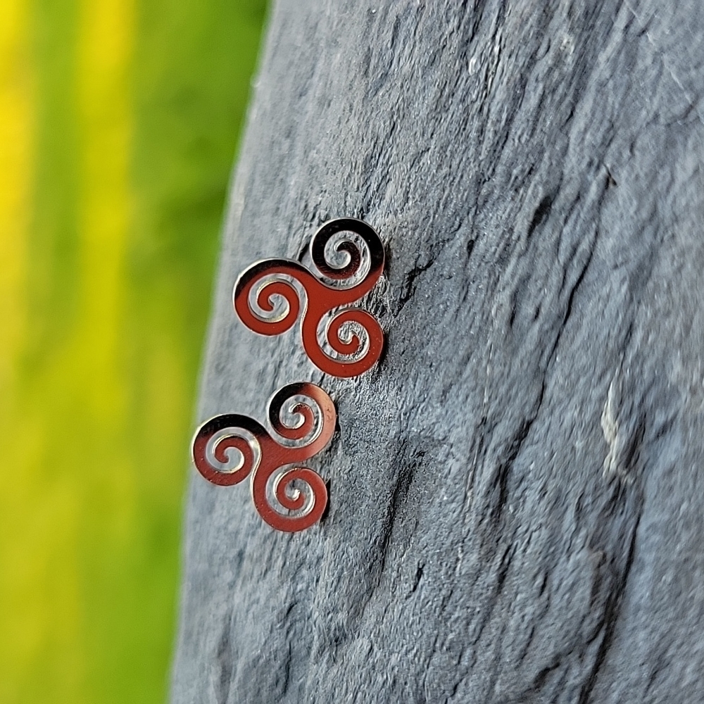 Curlique Stud Earrings, unisex - Picture 3 of 6